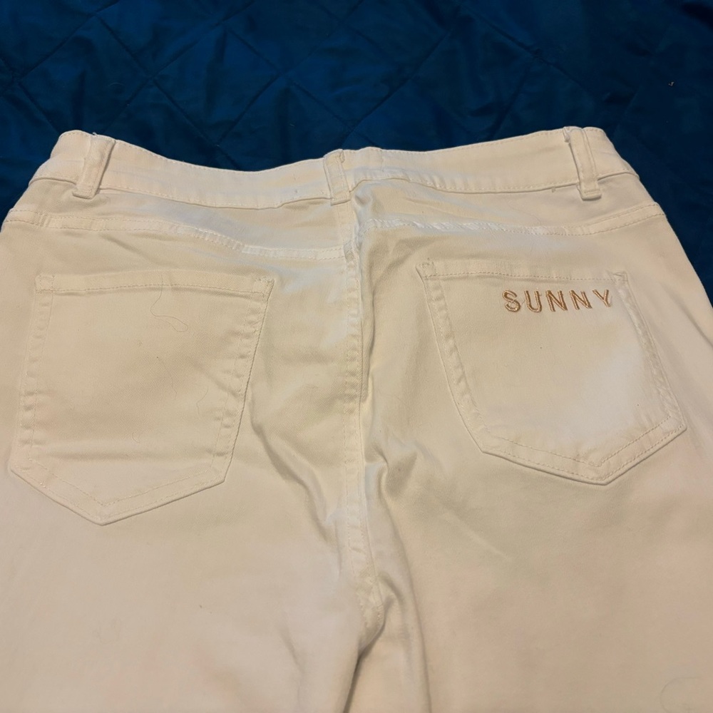 NWT white cropped “ sunny “ bottom frayed jeans .